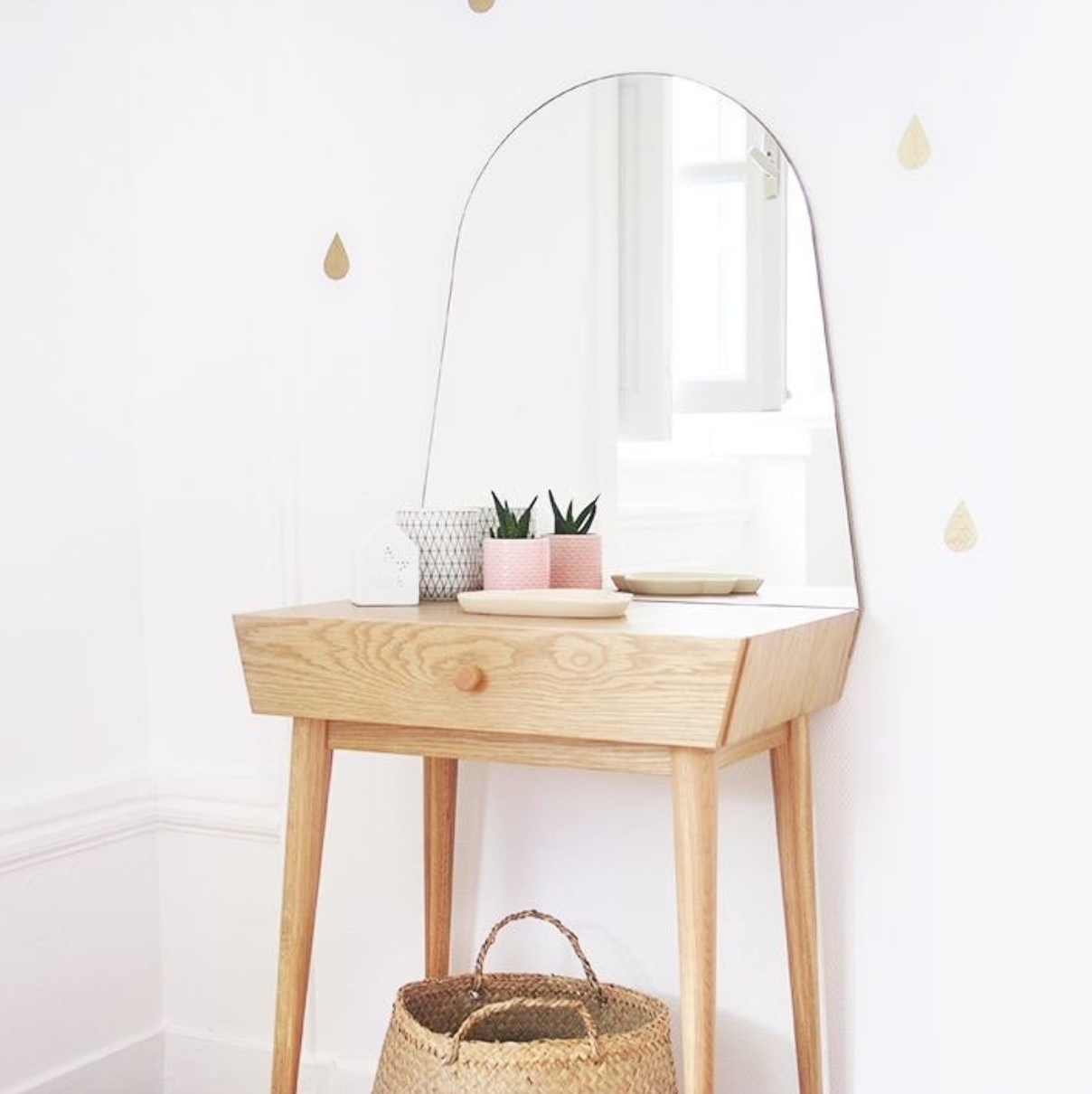 Interieurs Dressing Table With Rounded Mirror